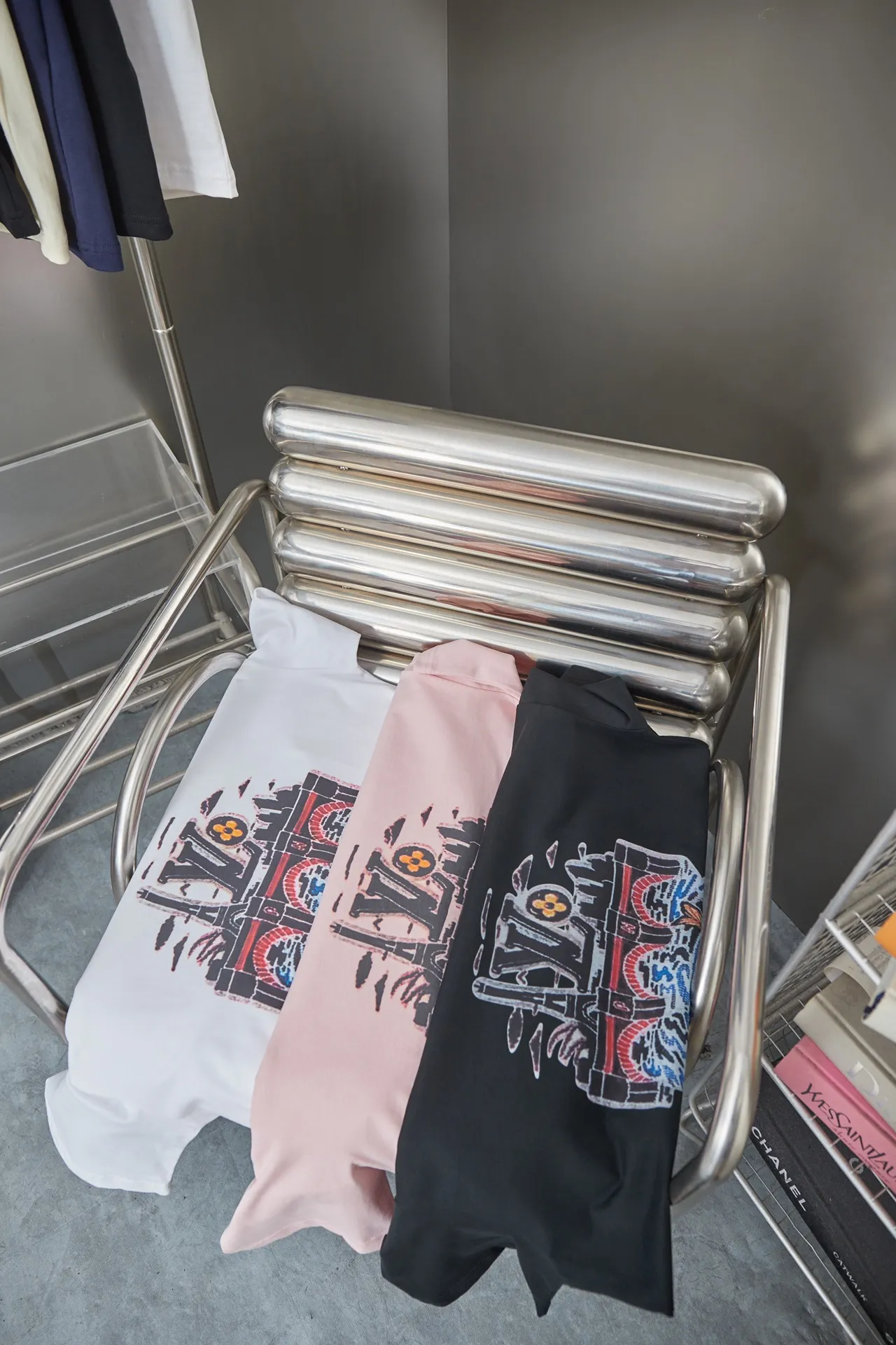 🅿️190 1V 25SS early spring new style Eiffel Tower river pattern short-sleeved, light luxury, essential item for daily commuting for men and women Correct version Welcome to compare Detailed features · 320g 100% pure cotton double yarn jersey fabric · Special thickened 32 pieces of double-strand 1X1 thread in the same vat custom dyeing · Digital direct injection of Eiffel Tower, bridge dyeing, river pattern printing • Turtle back design, letter logo and koi fish 🐟 embroidery · Double-needle stitching across seams · Original main mark, washed tag, branded moisture-proof paper packaging Color: White/Black/Pink Size: S/M/L/XL